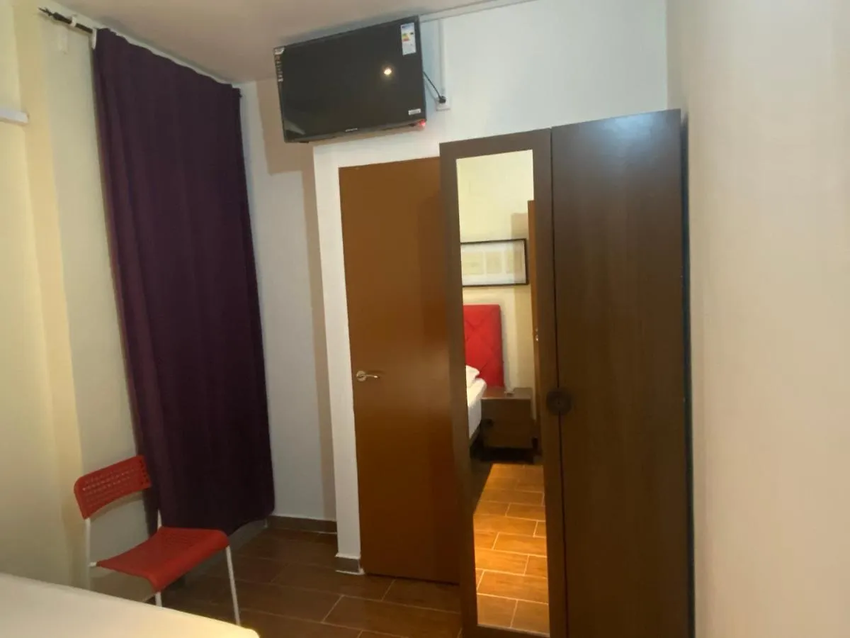 Hostal Granvia 628 Барселона Хостел
